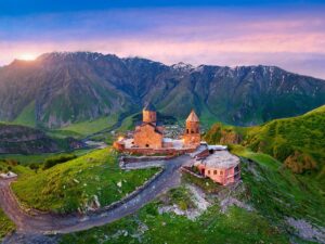 Ázerbájdžán a Gruzie + TRADIČNÍ KUCHYNĚ + KOSTEL NEJSVĚTĚJŠÍ TROJICE V GERGETI
