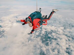 Tandemový seskok z výšky až 4200 m