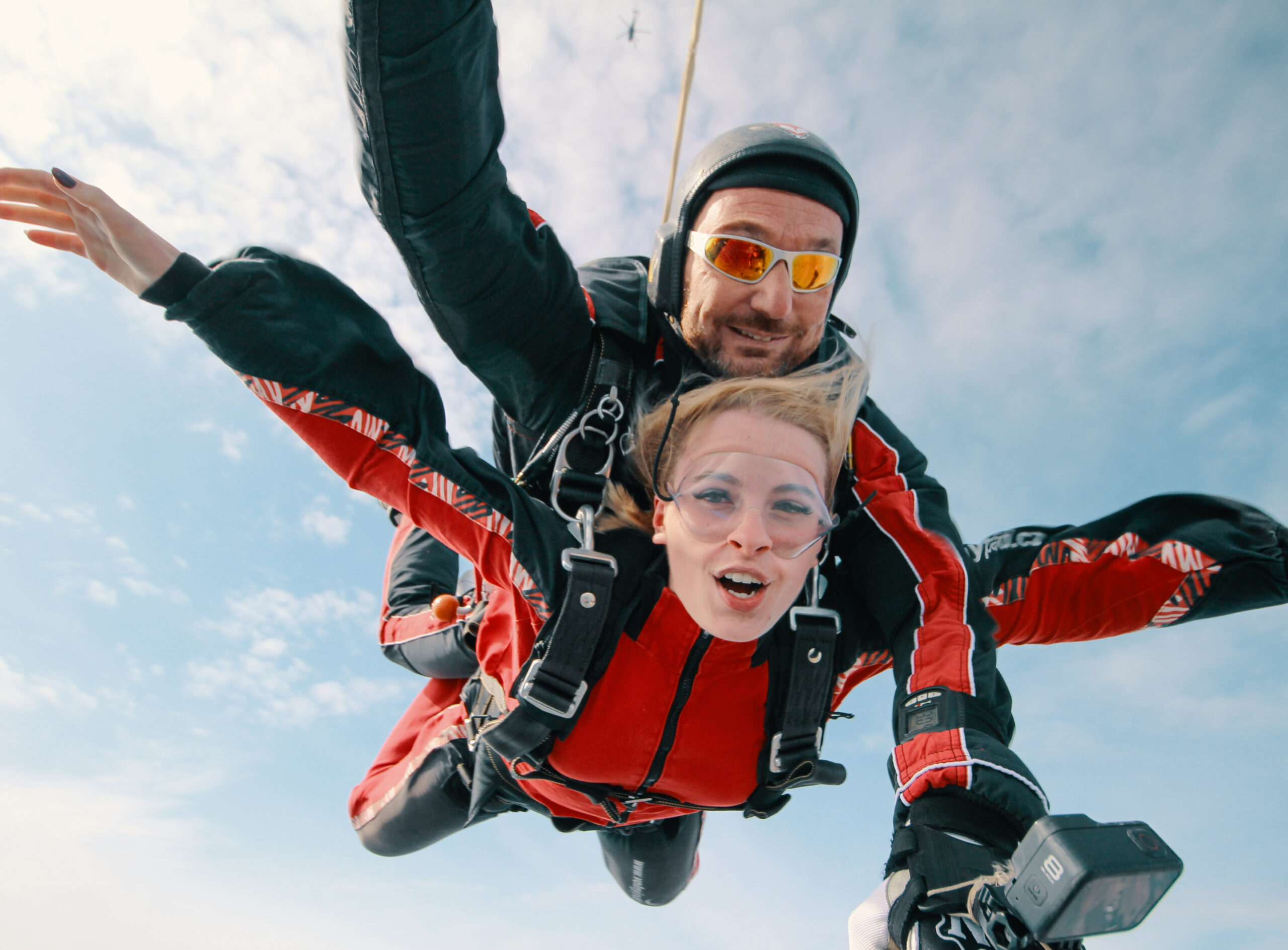 Tandemový seskok z výšky až 4200 m v Liberci