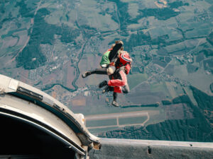 Tandemový seskok z výšky až 4200 m v Klatovech