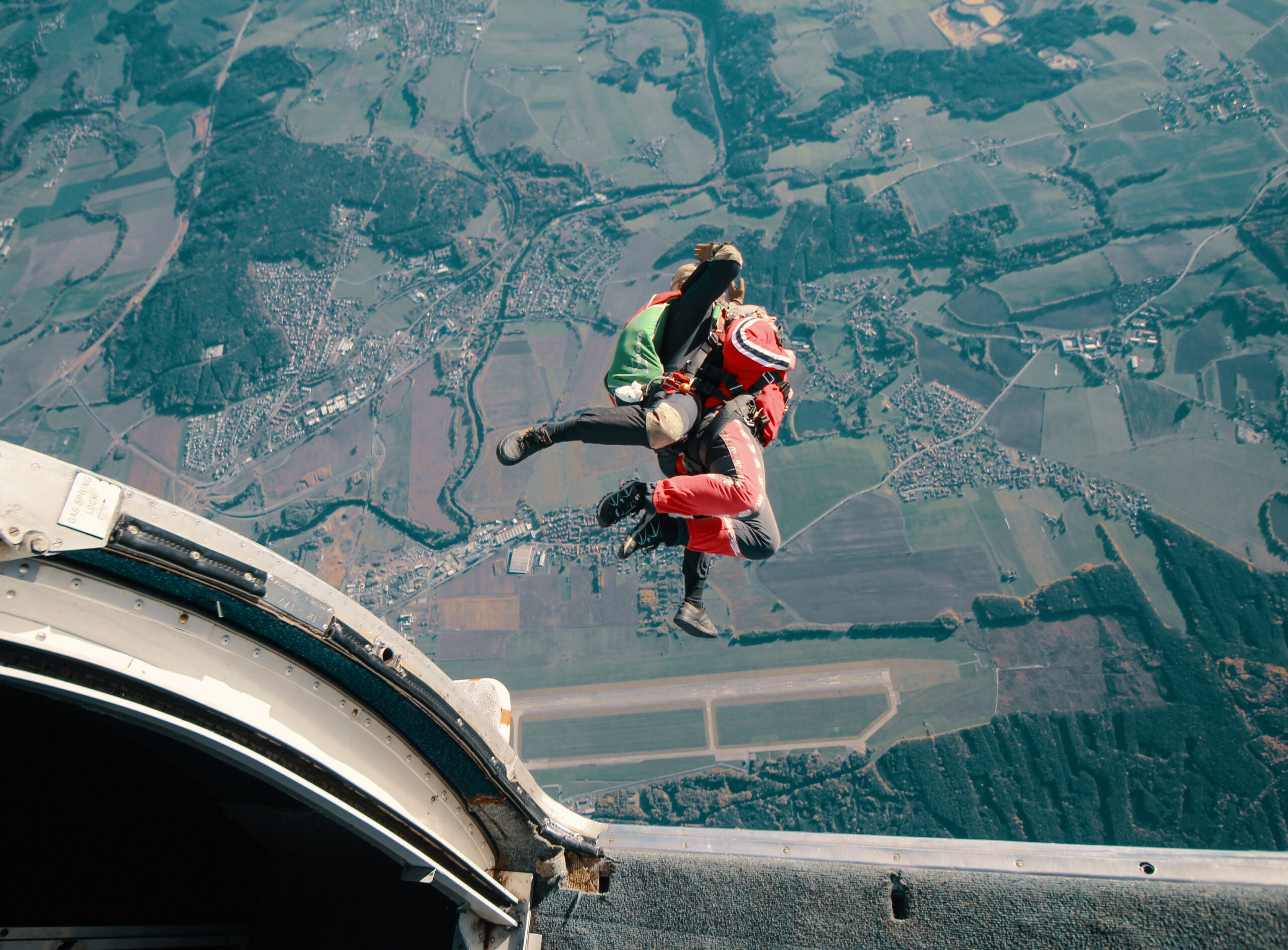 Tandemový seskok z výšky až 4200 m v Klatovech