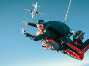 Tandemový seskok ze 3000 m v Kunovicích
