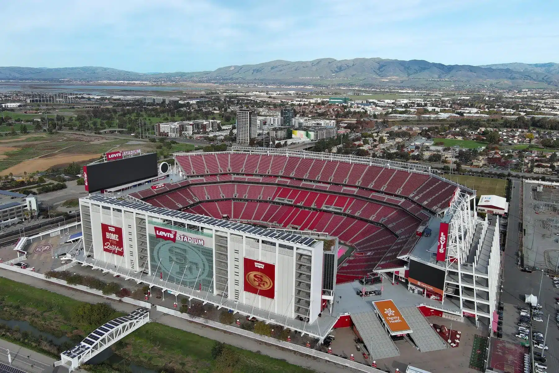 Super Bowl LX (2026): Noc, kdy se zastaví svět. Kde sledovat finále NFL zdarma?