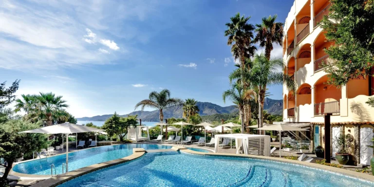 Sardinie: krásný hotel u pláže s panoramatický, bazénem, polopenze v ceně