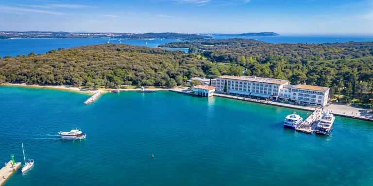 Pobyt v Národním parku Brijuni: hotel u pláže, vstup do parku i lodní doprava v ceně