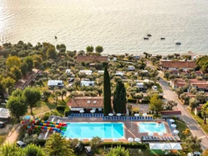 Dovolená u Lago di Garda: mobilní domek kousek od pláže, bazény i možnost polopenze