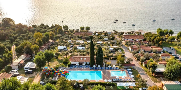 Dovolená u Lago di Garda: mobilní domek kousek od pláže, bazény i možnost polopenze