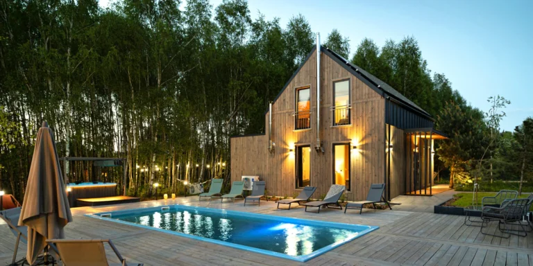Pobyt v moderní chatě u Baltu kousek od pláže: bazén, vířivka i privátní sauna