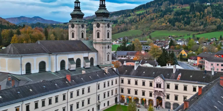 Pobyt v rakouských Alpách v barokním hotelu: polopenze, wellness i karta výhod