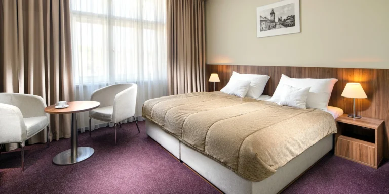 Pobyt v historickém centru Prahy: ubytování ve 4* hotelu, snídaně i luxusní pohoštění s lahví sektu