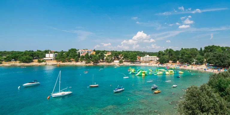 Plážový resort v chorvatské Pule: moderní mobilní domek s terasou až pro 6 osob