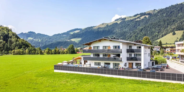 Dovolená v Tyrolsku: moderní apartmán u jezera Walchsee se snídaní a kartou výhod