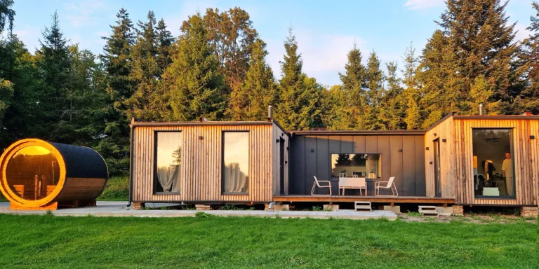 Moderní tiny house v Moravském Berouně až pro 8 osob vč. sudové sauny
