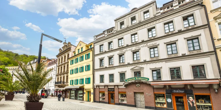Elegantní hotel na kolonádě ve Varech: snídaně i večeře a vstup do lázní