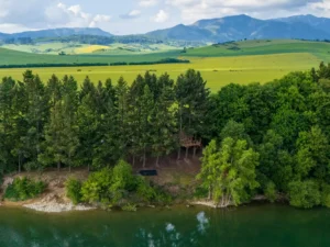 Domek na stromě s výhledem na Liptovskou Maru v blízkosti top atrakcí