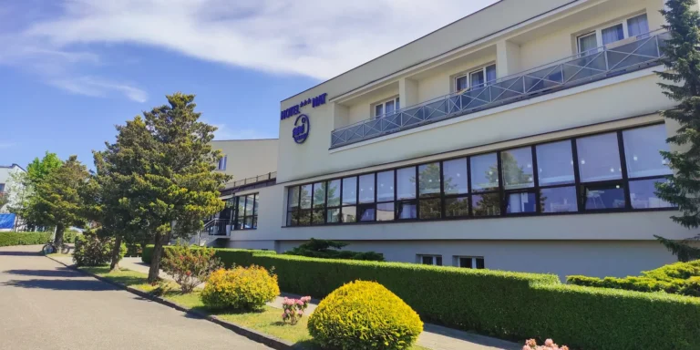 3* hotel jen 500 m od Baltu: snídaně či polopenze a sportovní vyžití, až 2 děti zdarma