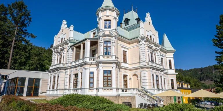 Luxusní chateau v Karlových Varech s jídlem a neomezeným wellness