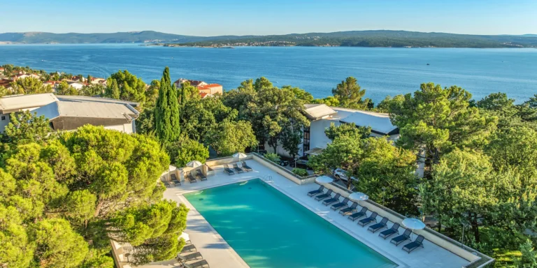 Dovolená v Chorvatsku: moderní hotelový resort, pokoje pro páry i rodiny a snídaně či polopenze