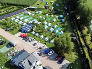 Kempingový luxus v Zatoru jen 2 km od Energylandie i vč. snídaně