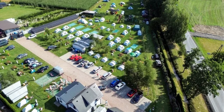Kempingový luxus v Zatoru jen 2 km od Energylandie i vč. snídaně