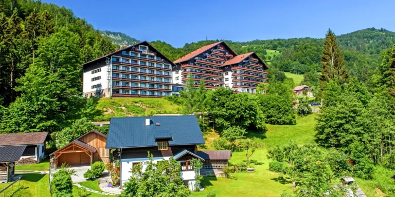 Rakouské Alpy: hotel s výhledem na oblast Dachstein, snídaně, wellness a turistika