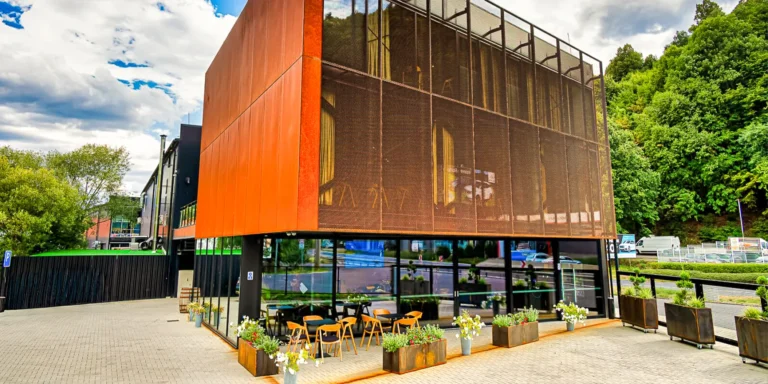 Pobyt v apartmánu v Banské Bystrici: cigarový lounge, originální motorkářský interiér a kousek k památkám