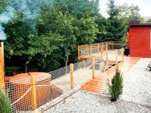 Romantika v Jizerkách: pobyt v tiny house s venkovním koupacím sudem pro 2 osoby