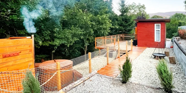 Romantika v Jizerkách: pobyt v tiny house s venkovním koupacím sudem pro 2 osoby