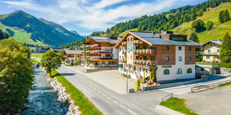 Moderní hotel v rakouských Alpách: bufetová snídaně a neomezená sauna