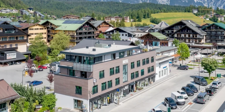 Boutique hotel v Seefeldu: střešní wellness a snídaně, v zimě lyže, v létě koupání v jezeře