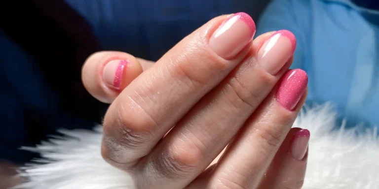 Gel lak nebo spa manikúra pro krásně upravené ruce