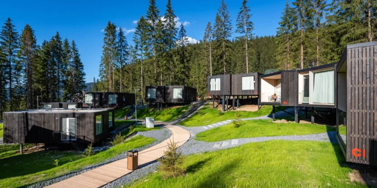 Dovolená v unikátních Björnson Tree Houses s novým venkovním wellness, 2 děti do 9,9 let zdarma