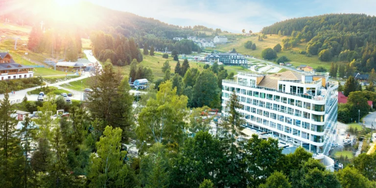 Moderní hotel na polské straně Králického Sněžníku: v zimě lyže, v létě kola a aktivity