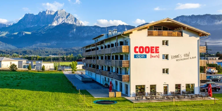Dovolená v Kitzbühelských Alpách v Tyrolsku: krásný hotel u sjezdovky se snídaní či polopenzí a relax zónou