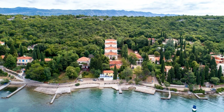 Letní dovolená v Omišalji na Krku: penzion se stravou, hned u pláže, děti zdarma