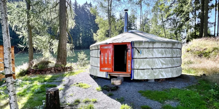 Netradiční relax v přírodě u Adršpachu: vybavená jurta se saunou pro pár i rodinu