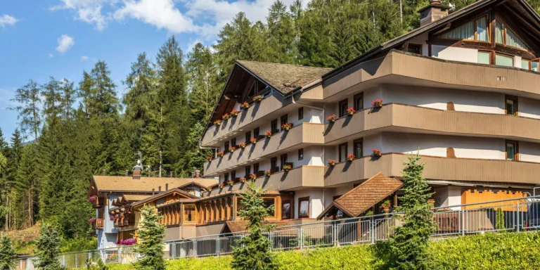 Dolomity: hotel blízko sjezdovky, polopenze a bazén, Trentino Guest Card