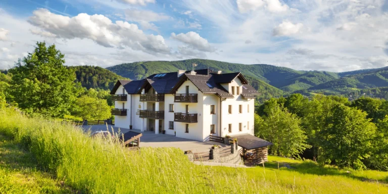 Pobyt v polské Ustroni: pokoj s výhledem na hory nebo apartmán, snídaně či polopenze, wellness i privátně