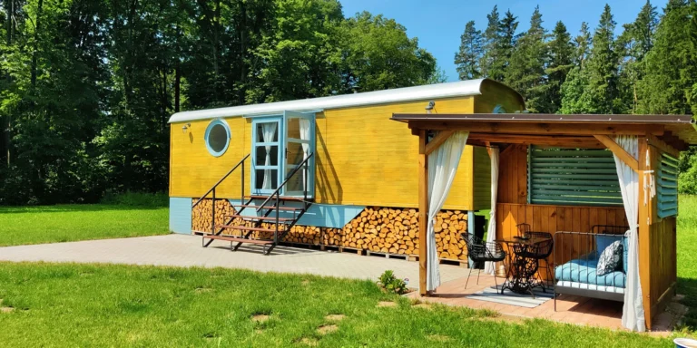 Maringotka na jihu Čech: pobyt se snídaní či polopenzí a relax ve wellness