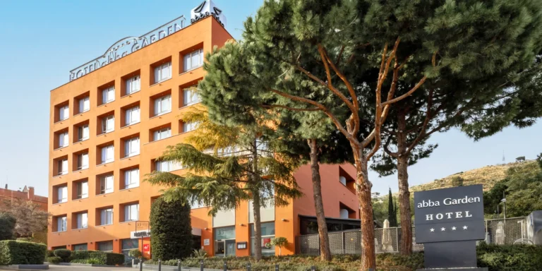 4* hotel v klidné části Barcelony: snídaně, venkovní bazén, sauny i vířivka