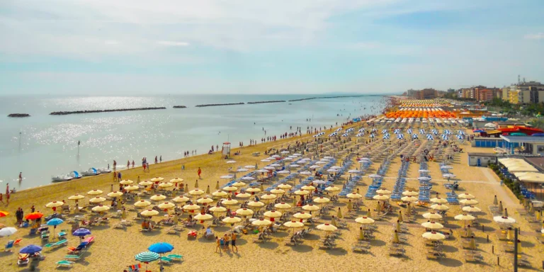 Rodinná dovolená v Rimini: pobyt ve 3* hotelu u pláže s polopenzí či plnou penzí
