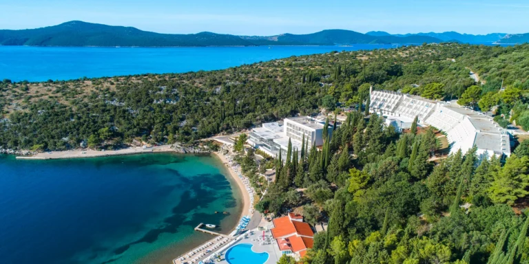 Chorvatské Slano: 4* hotel u pláže s polopenzí nebo all inclusive, bazény a animační programy
