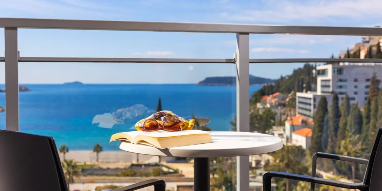 4* hotel v Dubrovníku: snídaně nebo polopenze, oblázková pláž, bazény i sauna
