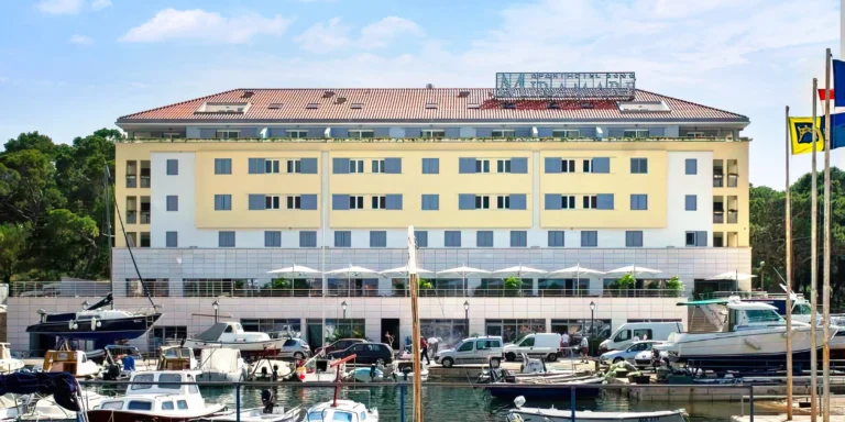 Dovolená v Chorvatsku: 4* hotel ve městě Makarska vč. stravy a neomezeného wellness