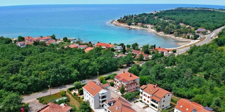 Dovolená na Istrii: pokoj či apartmán, bazén a 350 metrů na pláž