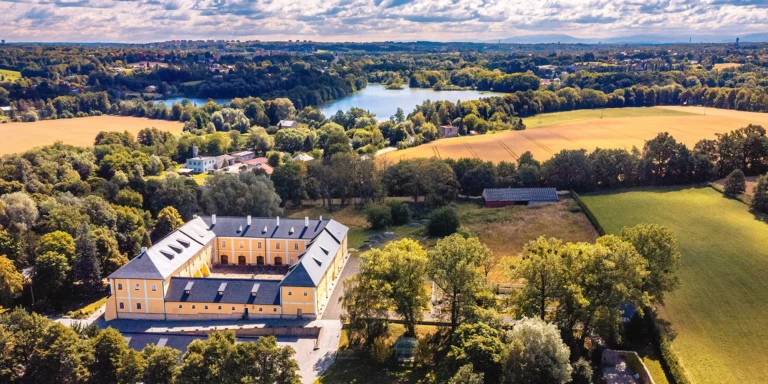 Luxusní dovolená na zámku Rychvald: snídaně na pokoj, prohlídky expozic, krásná zahrada i grilování