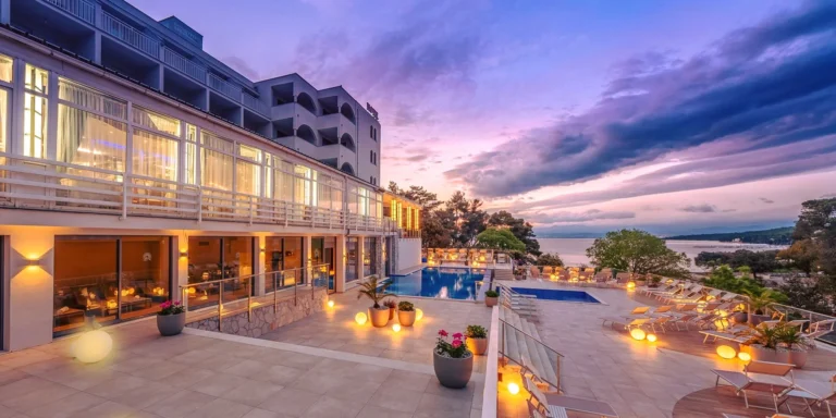 Ostrov Krk: 4* hotel u oblázkové pláže, polopenze, bazén a děti zdarma