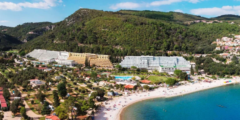 Dovolená v Rabacu: 4* rodinný hotel u pláže, bazény a snídaně, polopenze či all inclusive