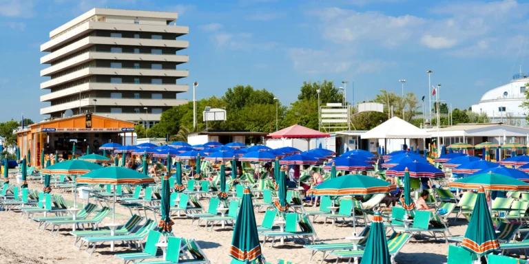 Dovolená u Rimini: hotel u pláže, snídaně, polopenze či plná penze i bazén a vířivka