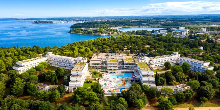 Dovolená v chorvatské Poreči: hotel s vlastní pláží a bazénem, polopenze či plná penze